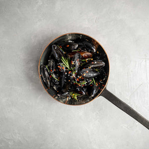 
                
                    Load image into Gallery viewer, PEI Mussels with seasoning in pot by FishFinery
                
            